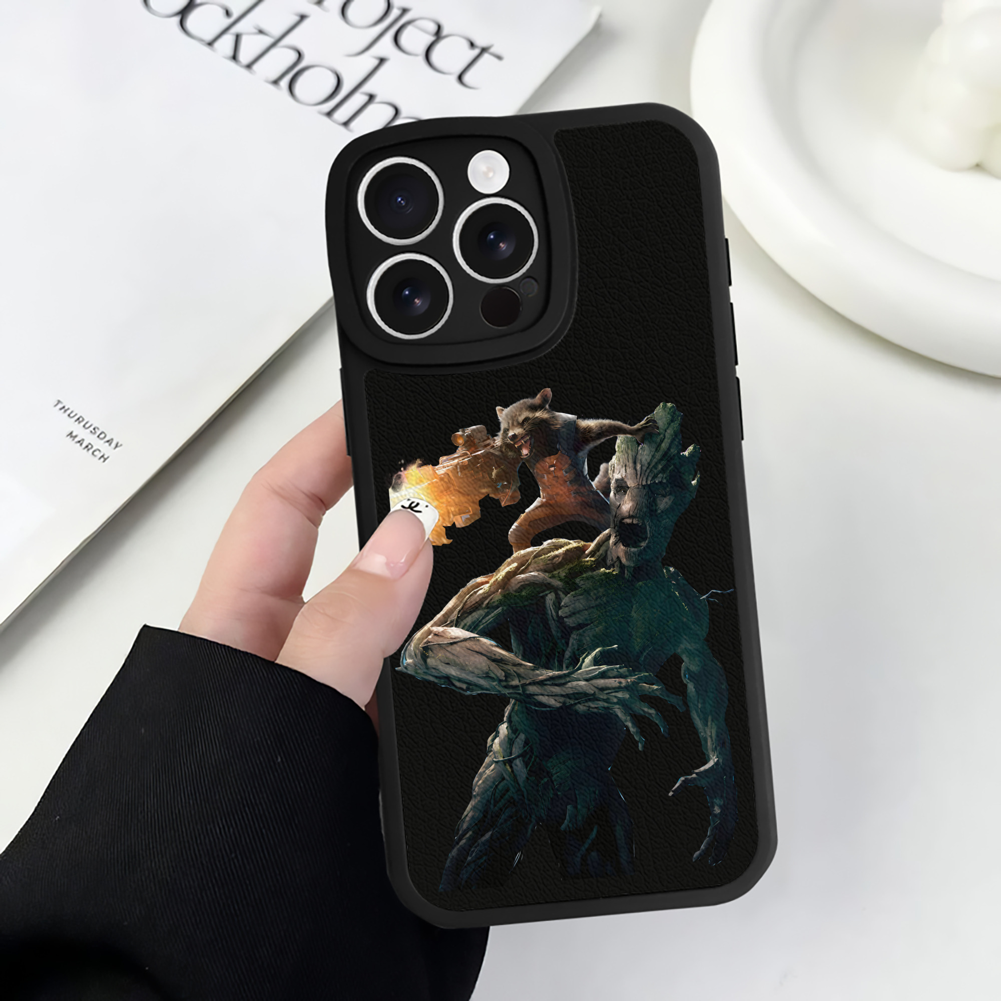 （画像用） アベンジャーズ The Avengers 【iPhone 16シリーズ対応】シリコンスマホケース（レザー調） 材質：シリコン